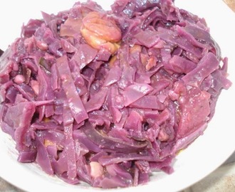 Salada quente de couve roxa com maçãs e castanhas
