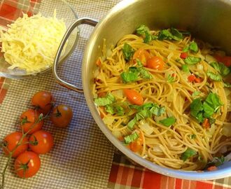 One pot pasta  â˜†Ò‰.Â¸.â€¢â�¥â€¢â™ªâ™«â�€Â°â™¡áƒ¦  Vegetarpasta med tomater og basilikum !