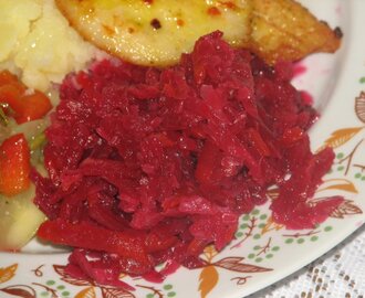 Sałatka obiadowa z czerwonych buraków i białej kapusty