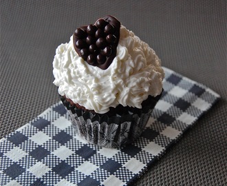 Cupcakes chocolat-gingembre, glaçage au lait de coco et coeur de Dark Pearls