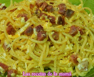Receta fácil de espaguetis con beicon, jamón y huevo