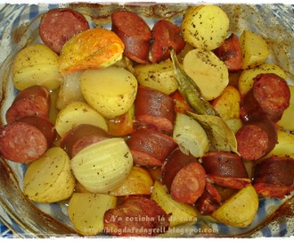 Calabresa ao Forno com Batatas, Cebola, Tomate e Louro