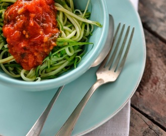 Tallarines de zapallo italiano con salsa de tomate natural