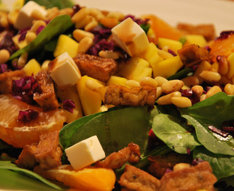Superfood Sunday: vega gezonde salade met mango, spinazie en tofu