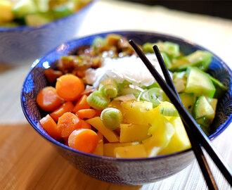 Poké bowl met gegrilde kip, avocado, mango en wortel