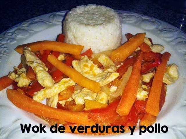 Receta de Wok de Verduras y Pollo con timbal de Arroz