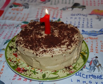 Pastís d'aniversari de xocolata amb cobertura de cafè amb llet