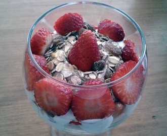 Receta de Trifle de yogur griego, fruta y muesli {Copa Delicia}