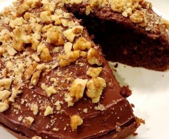 Σοκολατένιο κέϊκ, γλασαρισμένο με Nutella και καρύδια από τις sintayes.gr!