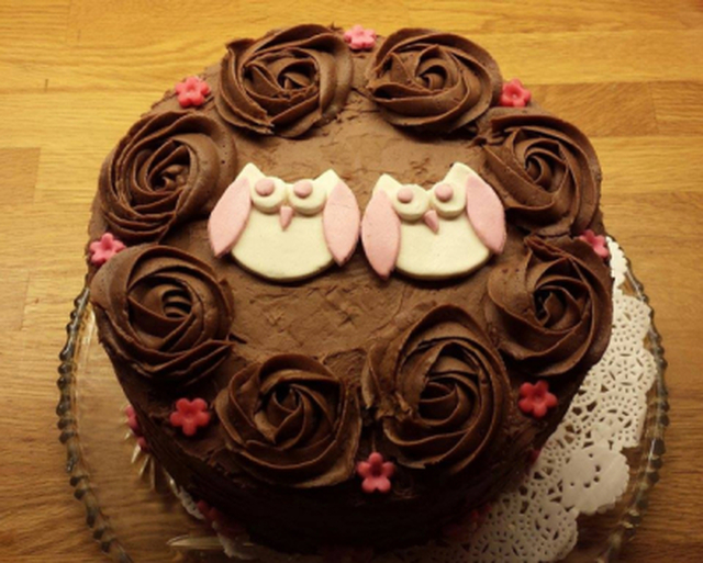 Sjokoladekake med bringebærmousse og melkesjokoladefrosting