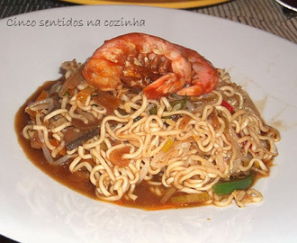 Noodles com camarão em molho agridoce no wok