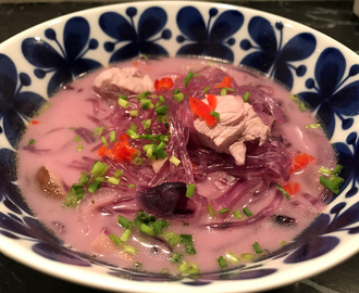 Lila thaisoppa med lime, kyckling, rödkål och sjögräsnudlar