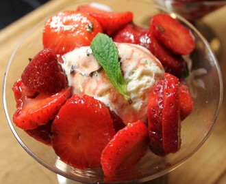 Myntemarinerede jordbær med is