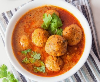 Paruppu Urundai Kuzhambu / Steamed lentil balls in spicy tangy gravy