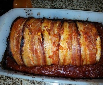 Lombo de porco recheado com linguiça e embrulhado em bacon