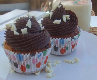 Cupcakes de piña colada con cobertura de crema pastelera leche de soja y  chocolate