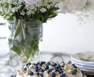 Kjempegod kake pyntet med blåbær og pikekyss