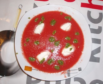 Sopa de tomàquet amb pesto i formatge