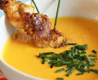 Soupe froide de carottes, poivrons et maïs avec des brochettes de poulet-crevettes sauce satay
