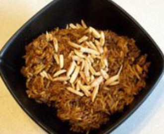 Cocina árabe. Receta casera de arroz árabe con carne picada y frutos secos