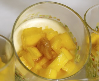 Mousse de iogurt i mango amb daus de mango caramel·litzats