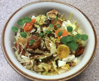 Rustik salat med perlerug, aubergine, squash, tomater og fetaost