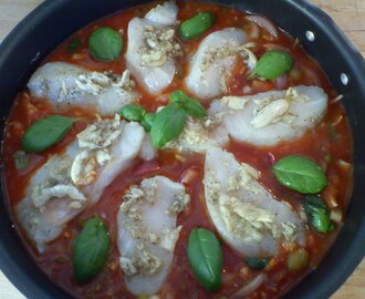 Ovnsbakt torsk med squash, oliven, tomat og basilikum