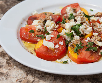 Tomaten-Pfirsich Salat mit Minze und Feta Käse