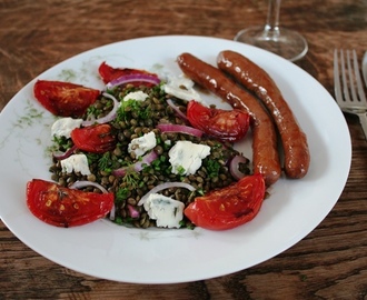 Ottolenghi’s salade van linzen, tomaten en gorgonzola met merguez worstjes