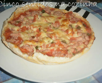 Pizza caseira de atum, tomate e orégãos frescos