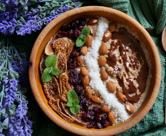Aromatická figovo brusnicová pšenová miska s tahini čoko polevou