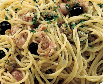 Spaghetti con vongole, olive e moscardini