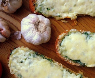 Czosnkowe bagietki z serem / Cheesy Garlic Bread