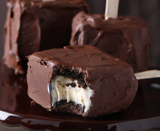 Brownie de chocolate com recheio de sorvete