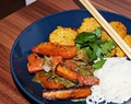 Urmöhren in Kokosmilch-Ingwer Soße mit Reisnudeln und Tempeh