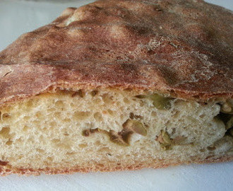 Rotolo di pane alle olive e capperi