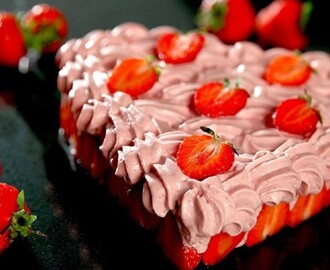 Τούρτα καρδιά με μους φράουλα, άλλη μια τούρτα για τους ερωτευμένους, από τον Παναγιώτη Θεοδωρίτση και τις «Συνταγές Πάνος»!