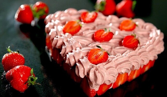 Τούρτα καρδιά με μους φράουλα, άλλη μια τούρτα για τους ερωτευμένους, από τον Παναγιώτη Θεοδωρίτση και τις «Συνταγές Πάνος»!