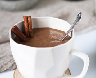 Przepyszna gorąca czekolada daktylowo-karobowa