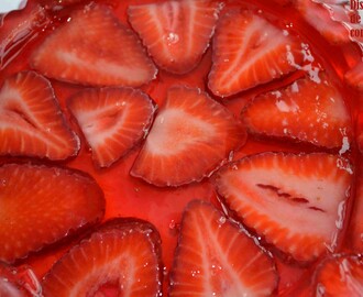 Tarta de gelatina con fresas