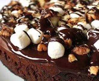 Σοκολατένιο Cheesecake γαρνιρισμένο με σοκολάτα, ζαχαρωτά & ξηρούς καρπούς