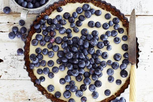 Chee­se­ca­ke met no­ten­bo­dem en blau­we bes­sen
