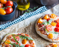 Kolorowe mini pizze z serem mozarellą, pomidorkami i papryką