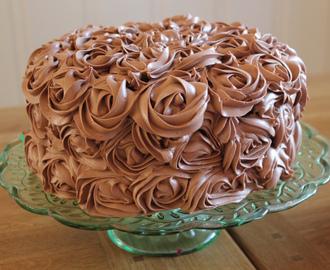 Sjokoladekake med bringebærmousse og melkesjokoladefrosting