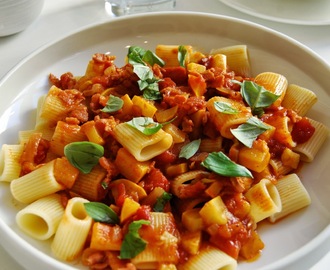 Vegetarisk pasta: Mezze Maniche Pasta med tomatsaus og gul squash...