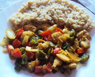 Salteado de pimientos y pollo con arroz