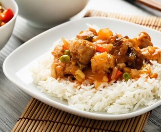 Asiatischer Reis mit Schweinefilet und süß saurem Gemüse