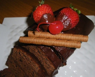 Αφράτο κέικ σοκολάτα με σιρόπι από φράουλα