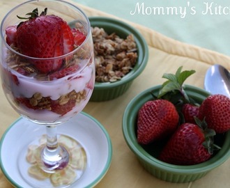 Easy Mothers Day Breakfast Ideas {Fruit & Granola Yogurt Parfaits}