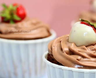 Cupcakes surprise, coeur de fraise, duo de chocolat au lait et chocolat blanc